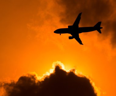 Uçak günbatımı arka plan üzerinde