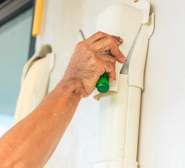 Klimatechniker bei der Arbeit — Stockfoto