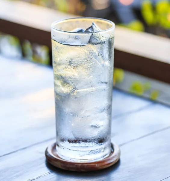 Ice in glass of water — Stock Photo, Image