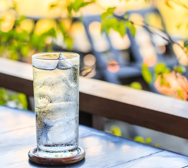 Glace dans un verre d'eau — Photo