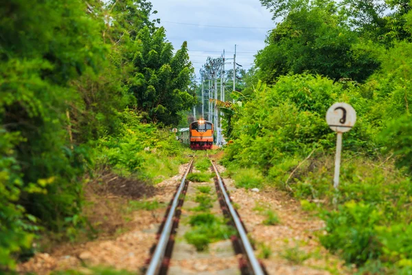 Поїзд їде по Бірмі — стокове фото