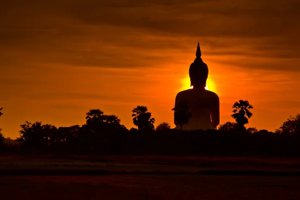 Buddha-Statue im Sonnenuntergang — Stockfoto