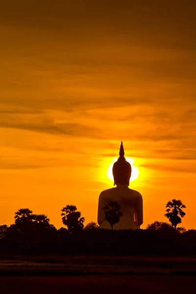 Buddha staty i solnedgången — Stockfoto