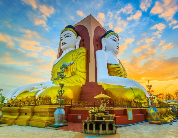 Kyaikpun Buddha en Bago — Foto de Stock