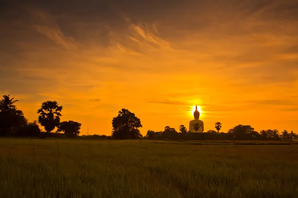 Estátua de Buda ao pôr do sol — Fotografia de Stock