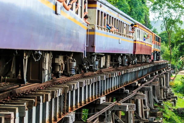 Tren sürmek Burma üzerinde 