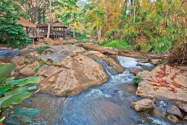 Prachtige waterval in bos in Thailand — Stockfoto