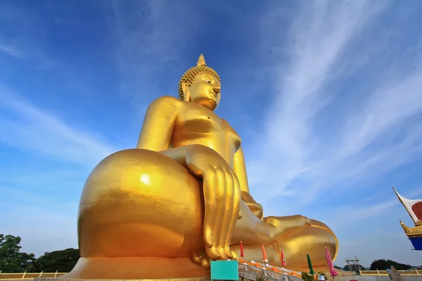 Estatua grande de oro buddha —  Fotos de Stock