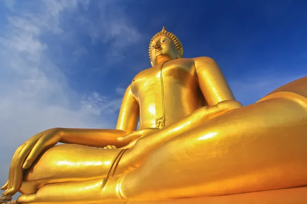 Estatua grande de oro buddha —  Fotos de Stock