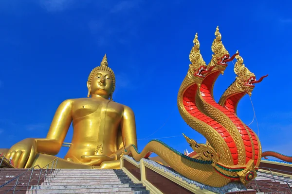 Große goldene Buddhastatue — Stockfoto