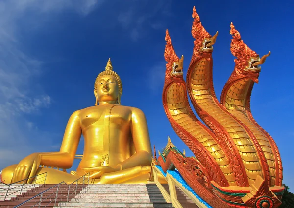 Grande estátua de buddha em Wat muang — Fotografia de Stock