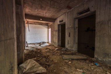 Binayı terk edilmiş koridorda karmaşık terk