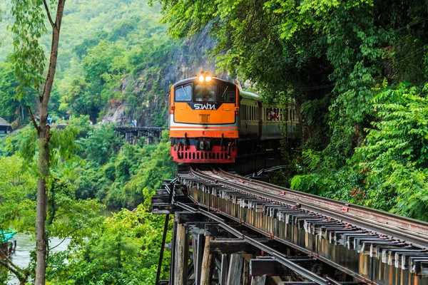 Treno viaggia sulla ferrovia Birmania — Foto Stock