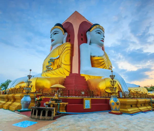 Kyaikpun Buddha in Bago — Stockfoto