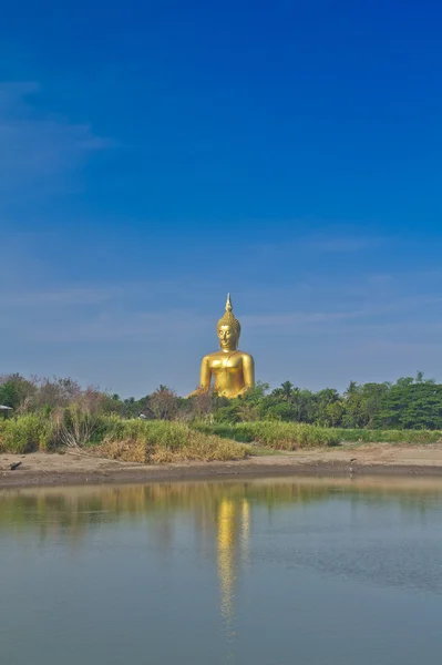 Gouden Boeddha standbeeld op Wat Muang — Stockfoto