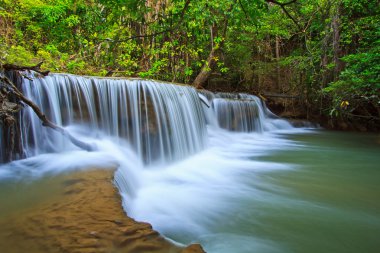 Orman Kanjanaburi Şelalesi ve mavi akışında 