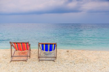 Plaj sandalyeleri ile deniz 