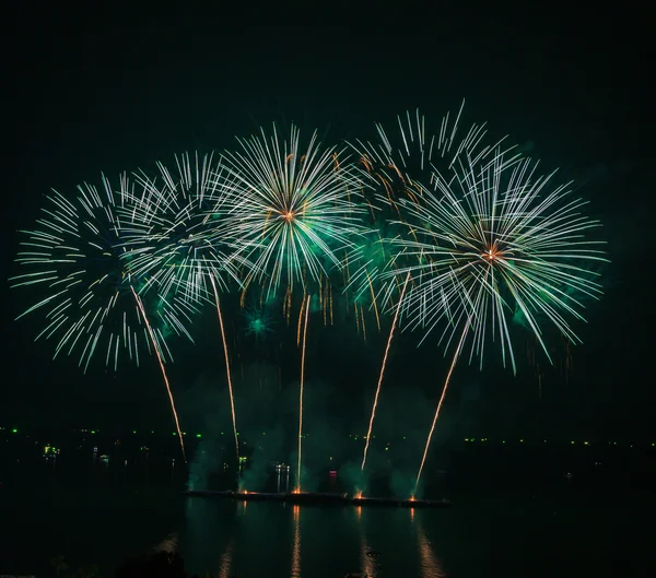 Bellissimi fuochi d'artificio colorati — Foto Stock
