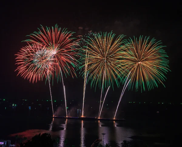 Bellissimi fuochi d'artificio colorati — Foto Stock