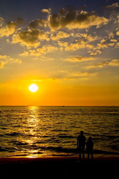 Praia à noite na Tailândia — Fotografia de Stock