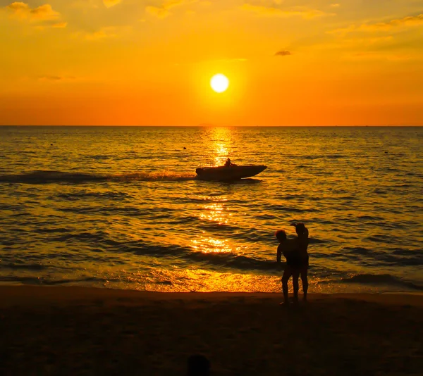 Praia à noite na Tailândia — Fotografia de Stock