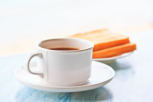 Taza de café y tostadas en el plato — Foto de Stock