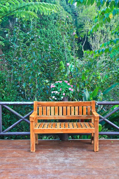 Расслабьтесь скамейка в саду — стоковое фото