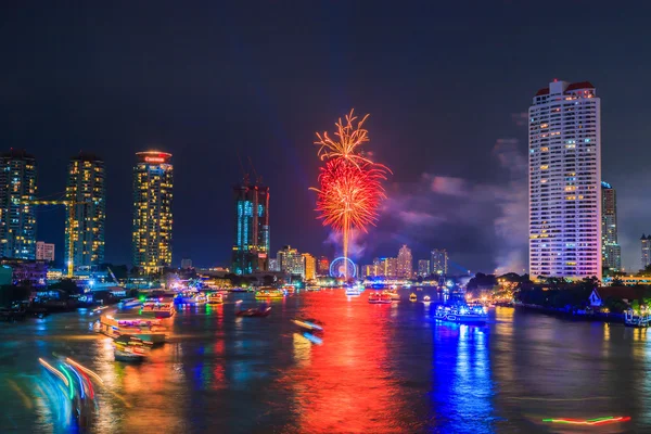 Paisaje urbano con fuegos artificiales en Bangkok — Foto de Stock