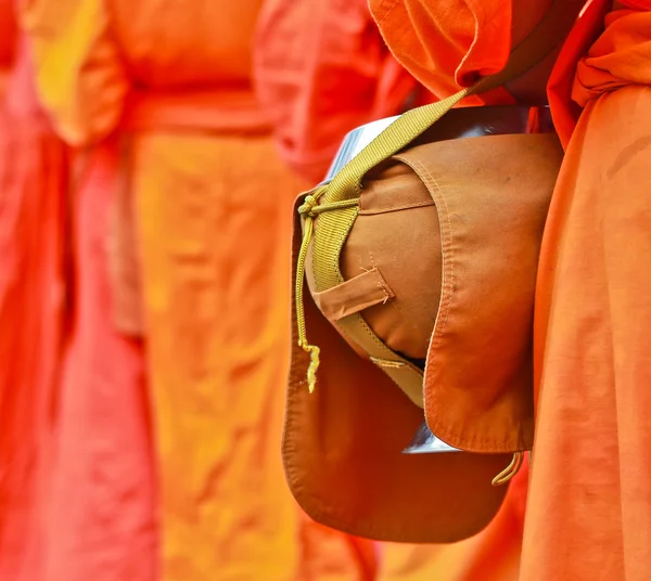Буддийские монахи в оранжевой одежде — стоковое фото