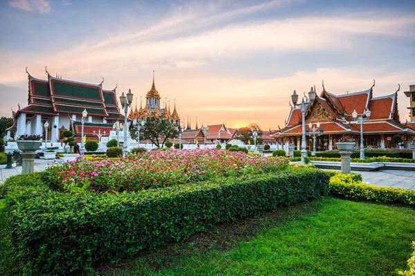 Dominantou chrámu Wat Rachanadda v Bangkoku — Stock fotografie