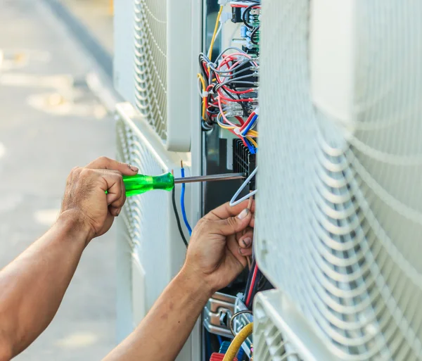 Technicus voorbereidingen voor het installeren van de airconditioner — Stockfoto