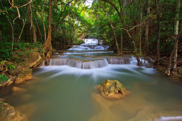 Waterval en blauwe stroom in bos Kanjanaburi — Stockfoto