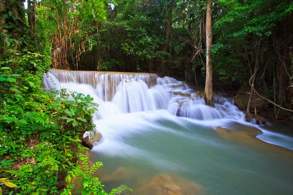 Waterval en blauwe stroom in bos Kanjanaburi — Stockfoto