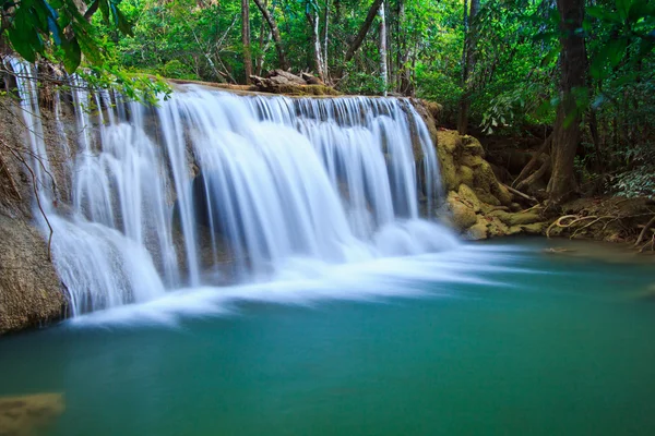 Cascade et ruisseau bleu dans la forêt Kanjanaburi — Photo