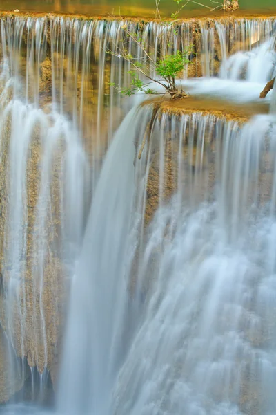 Vodopád a blue stream v lese Kanjanaburi — Stock fotografie