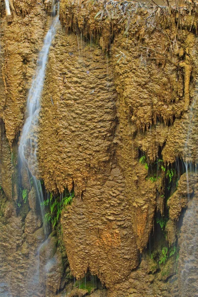 Vízesés és a blue stream erdő Kanjanaburi — Stock Fotó