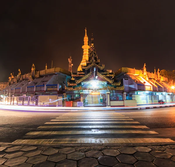 Paesaggio urbano della città di Myanmar di notte — Foto Stock