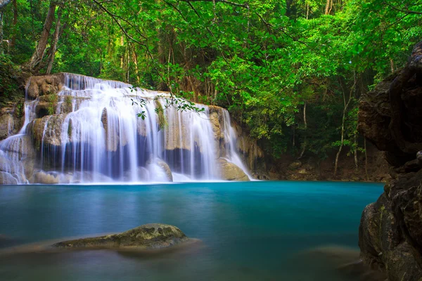 Wasserfall und blauer Bach im Wald Kanjanaburi — Stockfoto