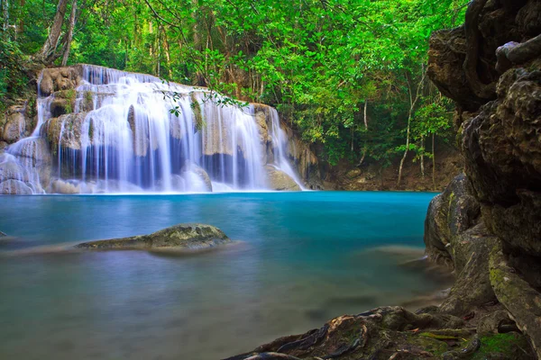 Orman Kanjanaburi Şelalesi ve mavi akışında — Stok fotoğraf