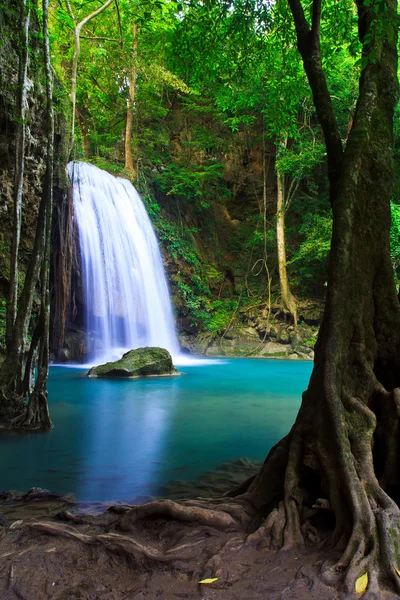 Prachtige waterval in bos in Thailand — Stockfoto