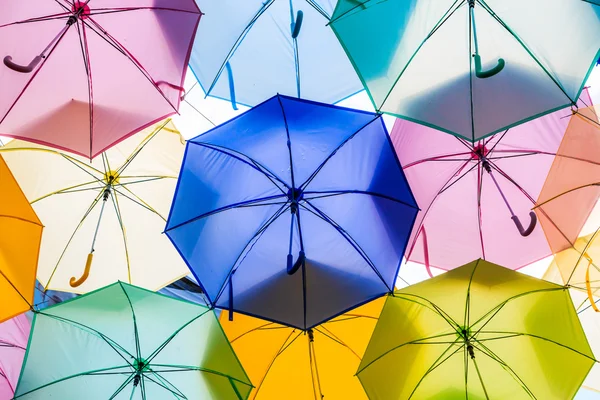 Kleurrijke paraplu's loopt vast — Stockfoto