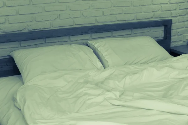 Rommelig en onopgemaakte bed — Stockfoto