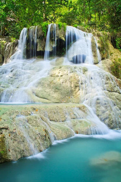 Prachtige waterval in bos in Thailand — Stockfoto