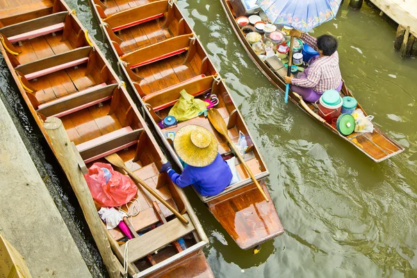 Damnoen saduak plovoucí trh poblíž bangkok — Stock fotografie