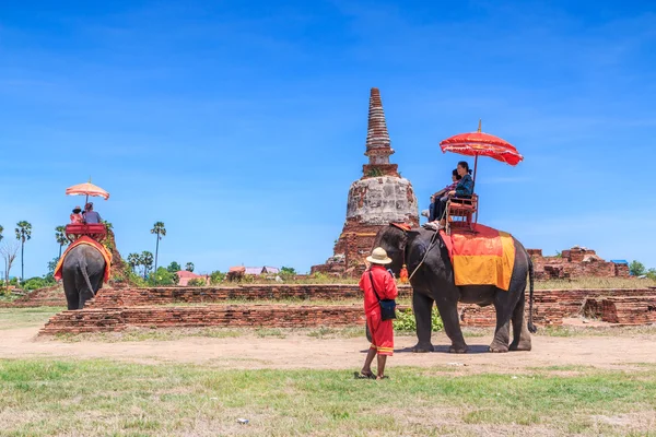 Tourists on elephant ride tour — Stock Photo, Image