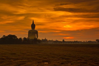 Gün batımında Buda heykeli   