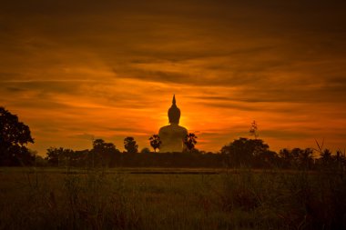 Gün batımında Buda heykeli   