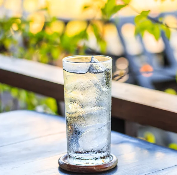 Glace dans un verre d'eau — Photo