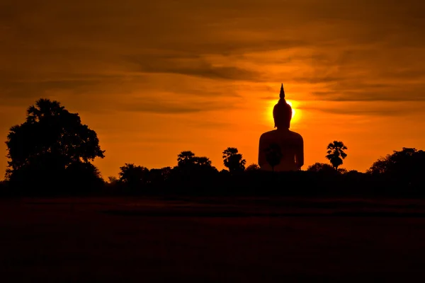 Statue de bouddha au coucher du soleil — Photo