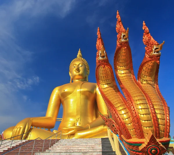 Grande statue de Bouddha doré — Photo